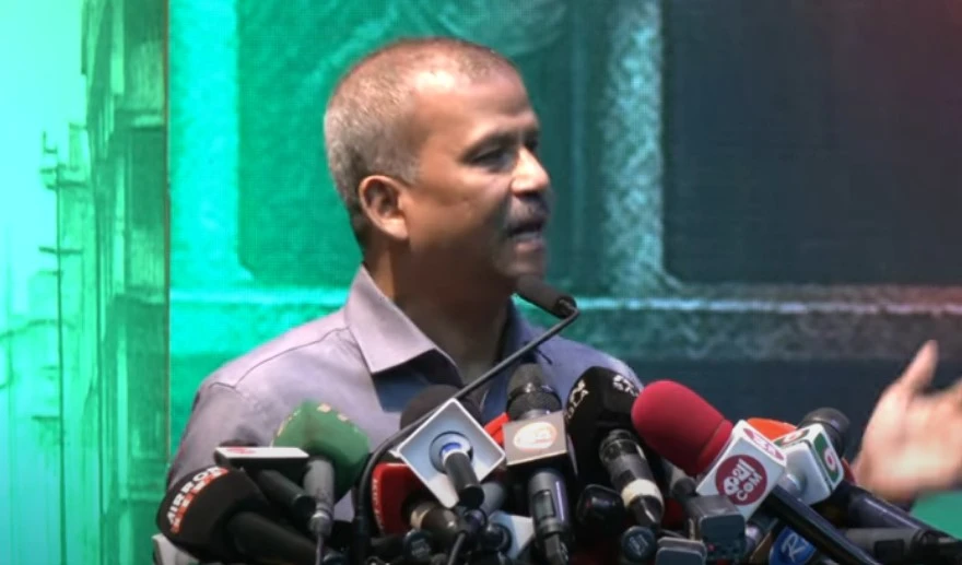 বক্তব্যের মাঝেই শুরু হলো হট্টগোল, রেগে গেলেন আইন উপদেষ্টা! (ভিডিও)